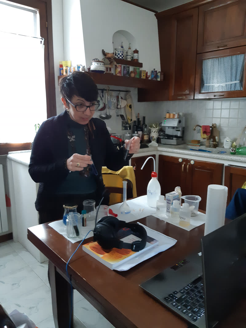 Experimento científico con líquidos de colores