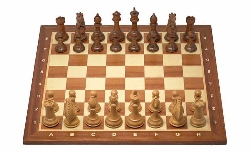 Tablero de ajedrez con piezas de madera
