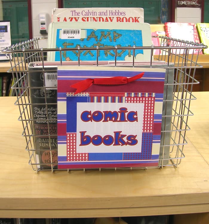Canasta con libros infantiles en una biblioteca