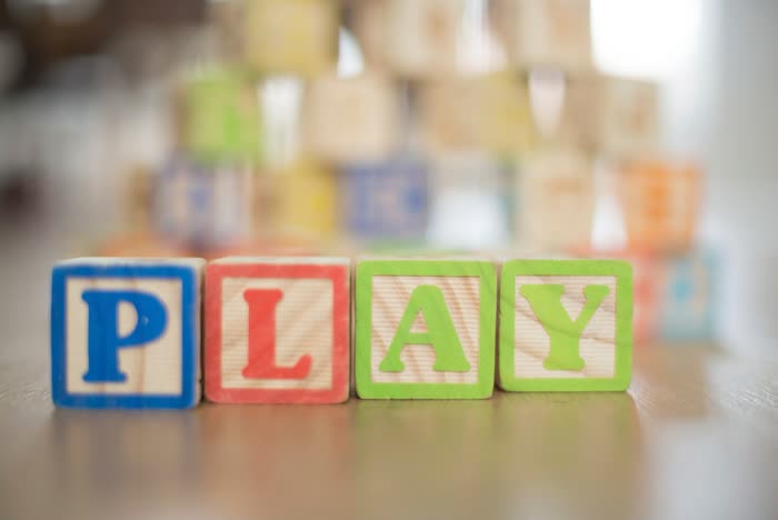 Bloques de madera de colores usados en juego sensorial infantil
