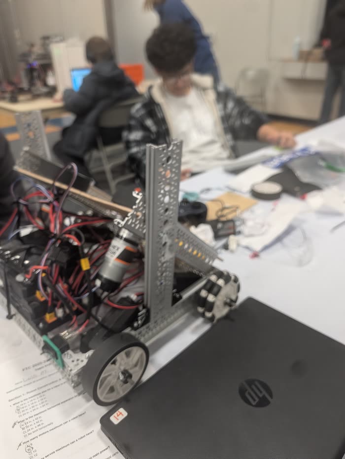 Estudiante armando un robot programable con cables y sensores